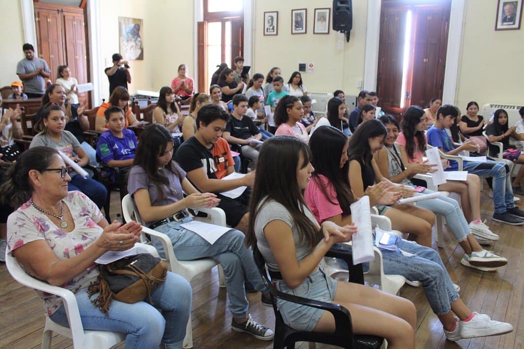 Un año más, el municipio entregó becas estudiantiles a jóvenes y adultos 
