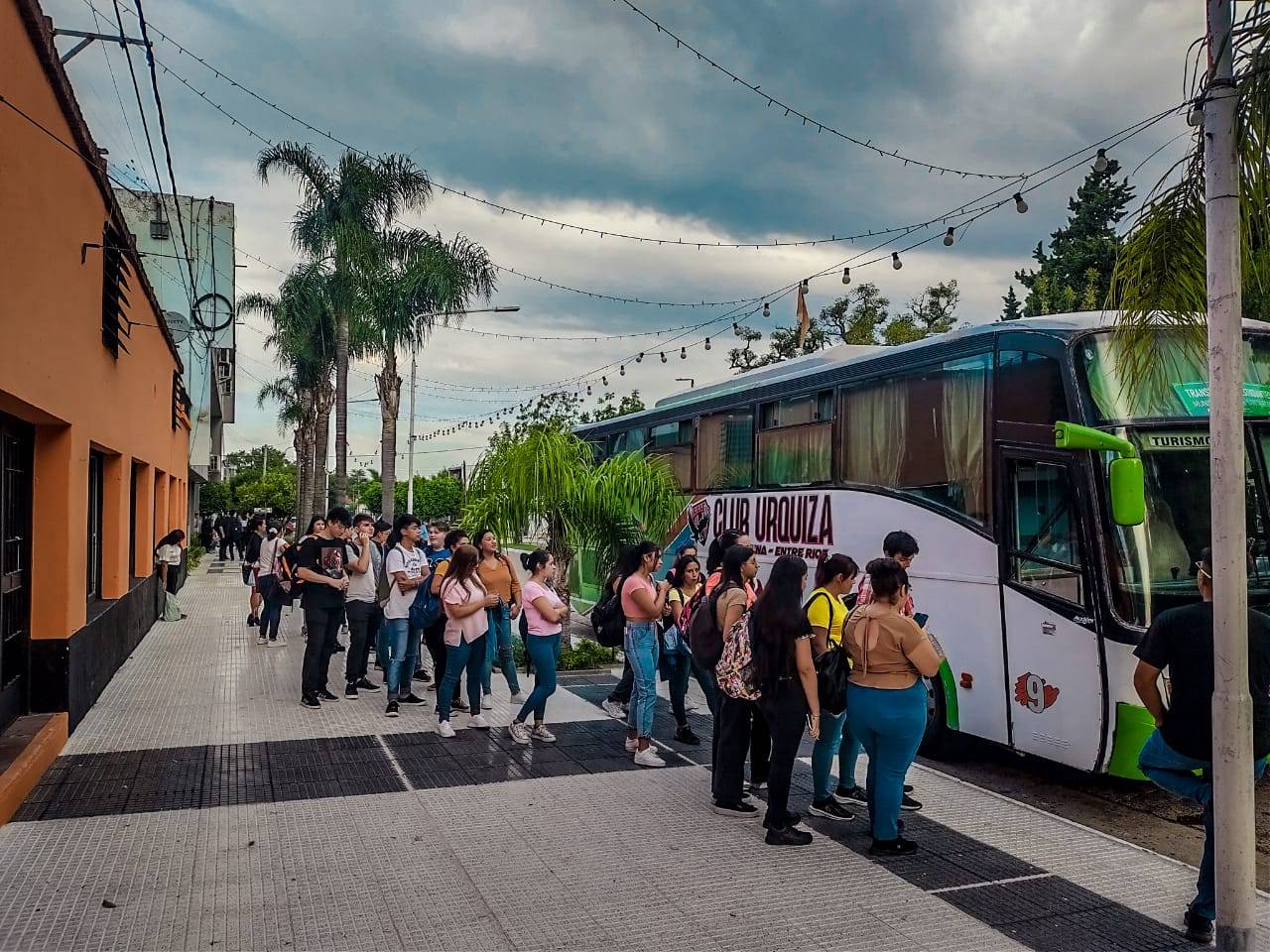 200 estudiantes de Santa Elena recibieron sus becas para viajar a estudiar a La Paz