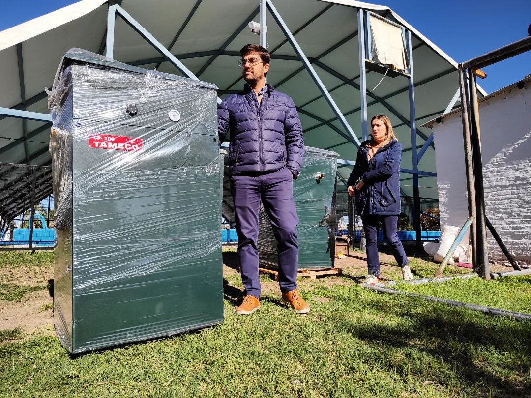 Llegaron las nuevas calderas para climatizar el natatorio municipal 