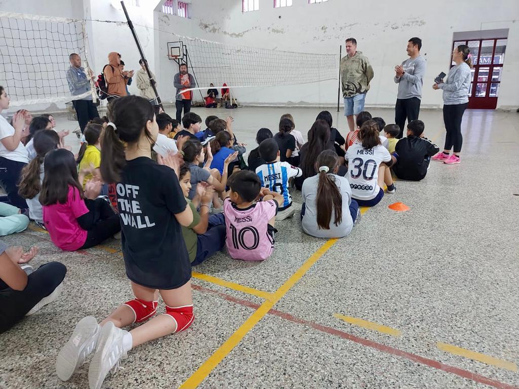 Entregaron elementos para la Escuela de Vóley Municipal
