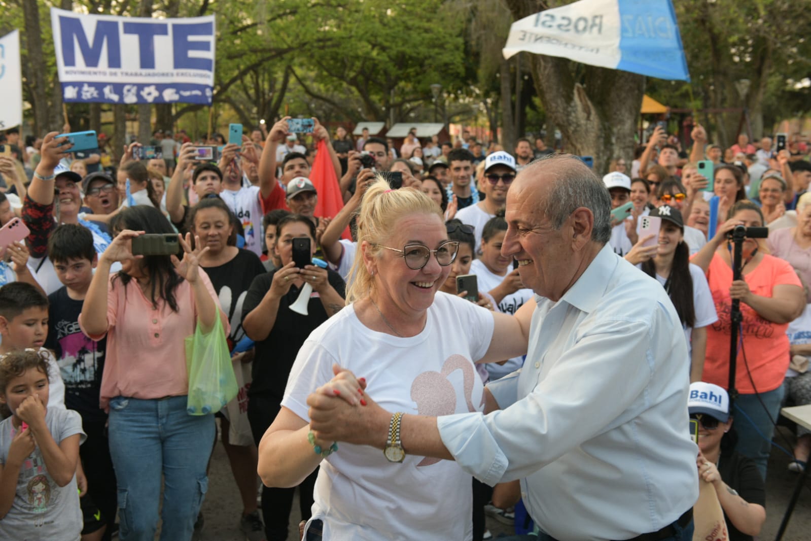 Masiva caravana en Santa Elena en apoyo a Rossi y Díaz 