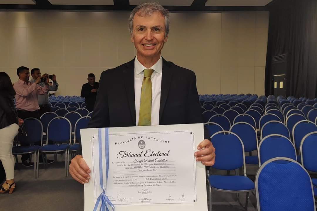 Castrillón recibió el diploma de su segundo mandato como Diputado 