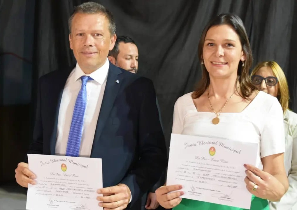 Walter Martin y Stella Wensel recibieron sus diplomas como intendente y vice