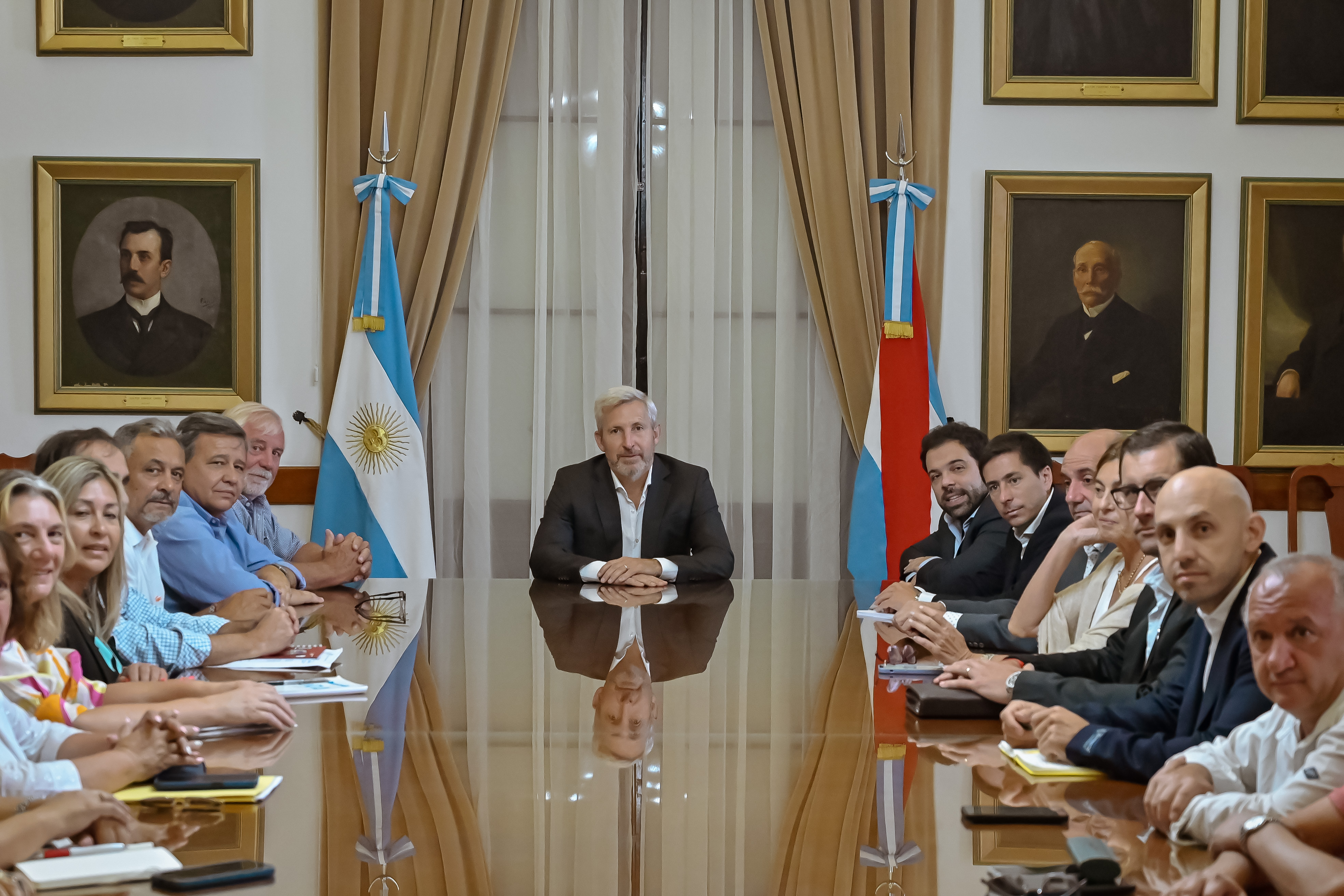 Rogelio Frigerio anunció un bono y aumentos para los estatales