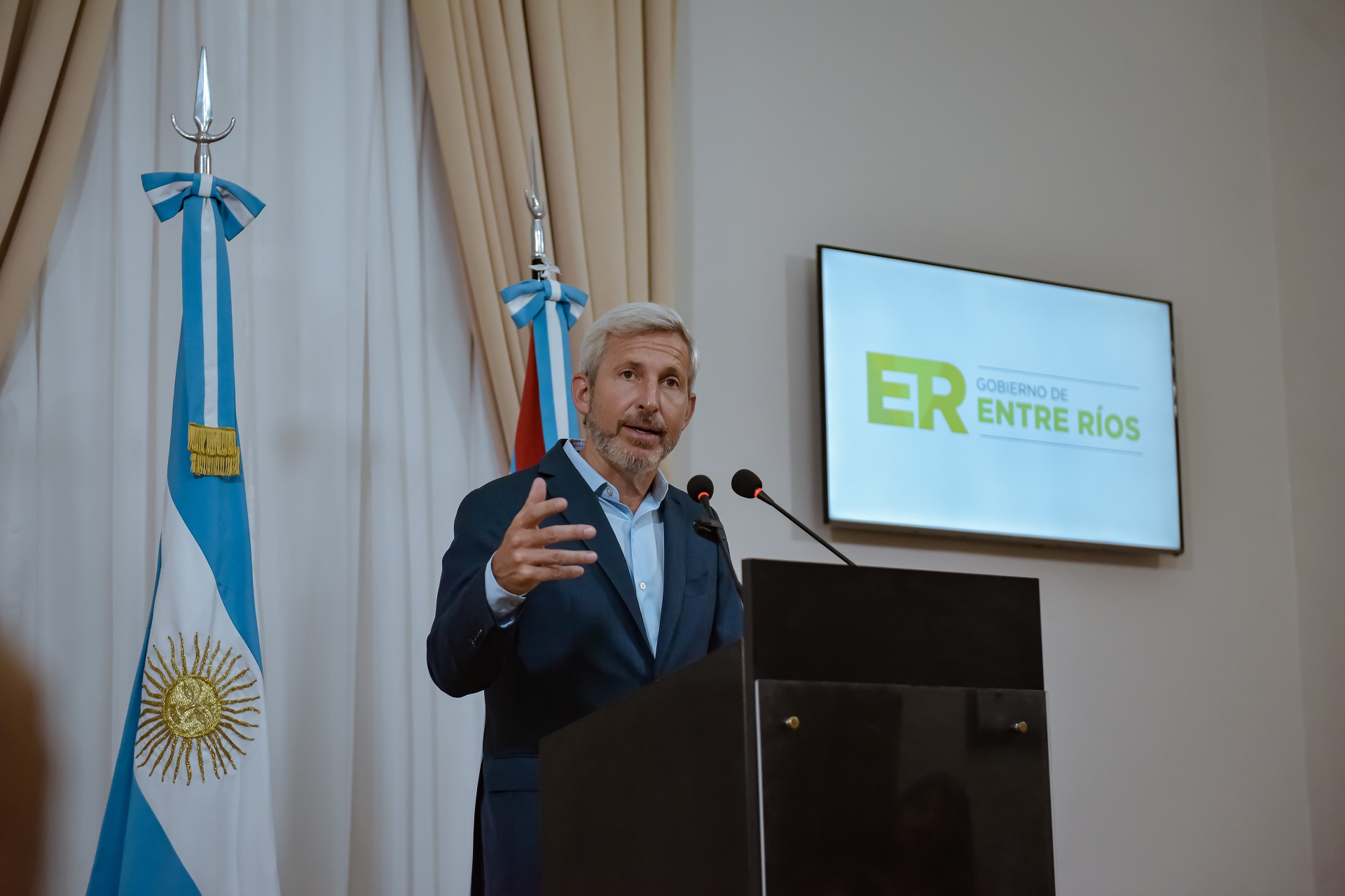 Frigerio: “Estoy convocando a toda la sociedad a trabajar juntos para que las escuelas estén en condiciones”