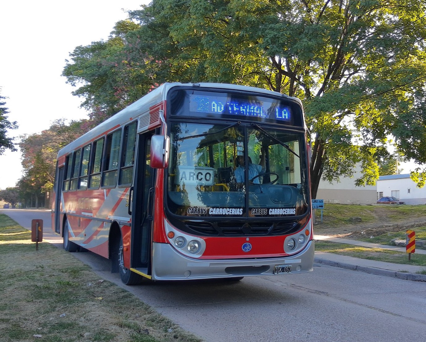 El plan motosierra de Milei recorta subsidios al transporte público 