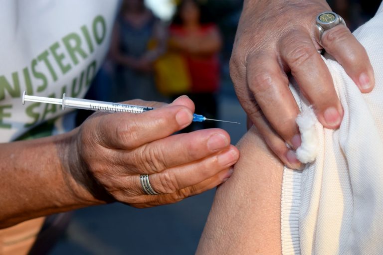 Este viernes comienza la campaña de vacunación antigripal en Entre Ríos para grupos priorizados