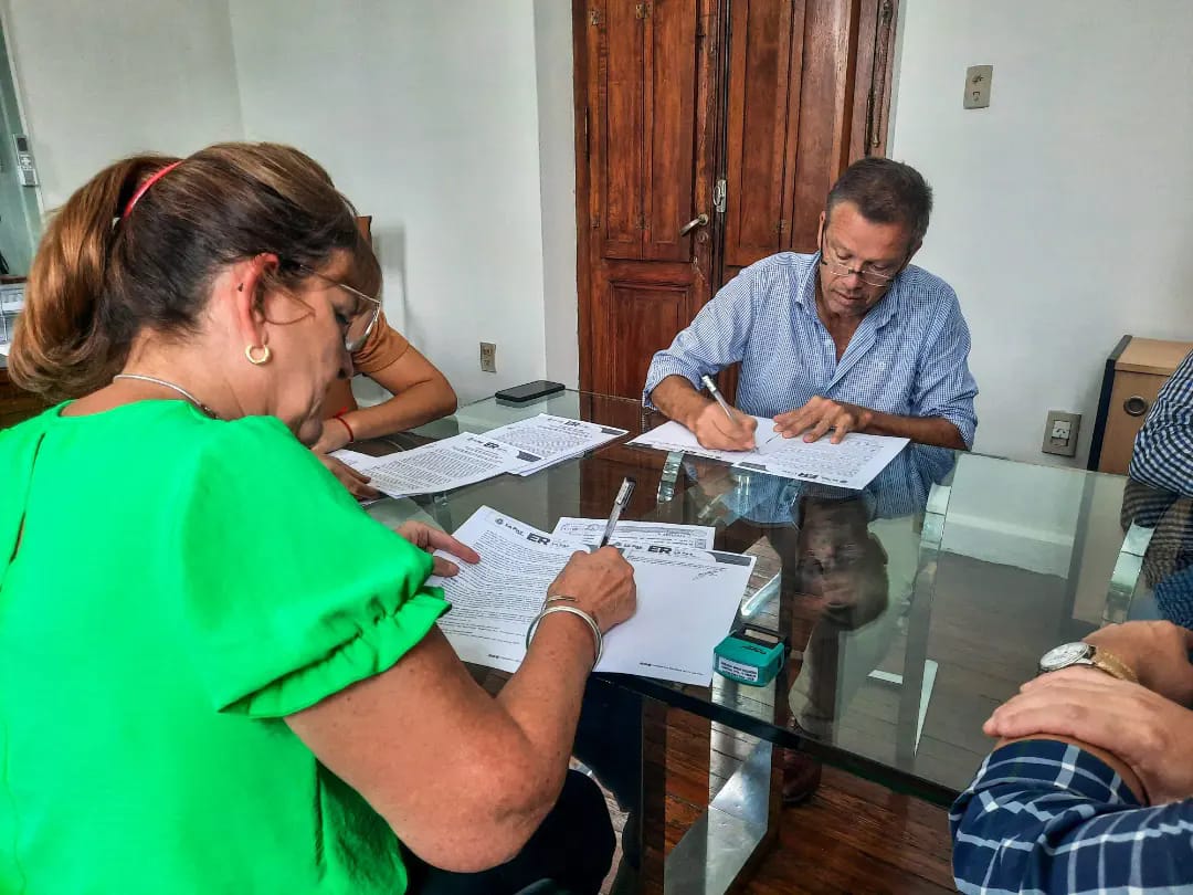 Martin firmó convenios con el CGE y la Coordinación de Jóvenes y Adultos