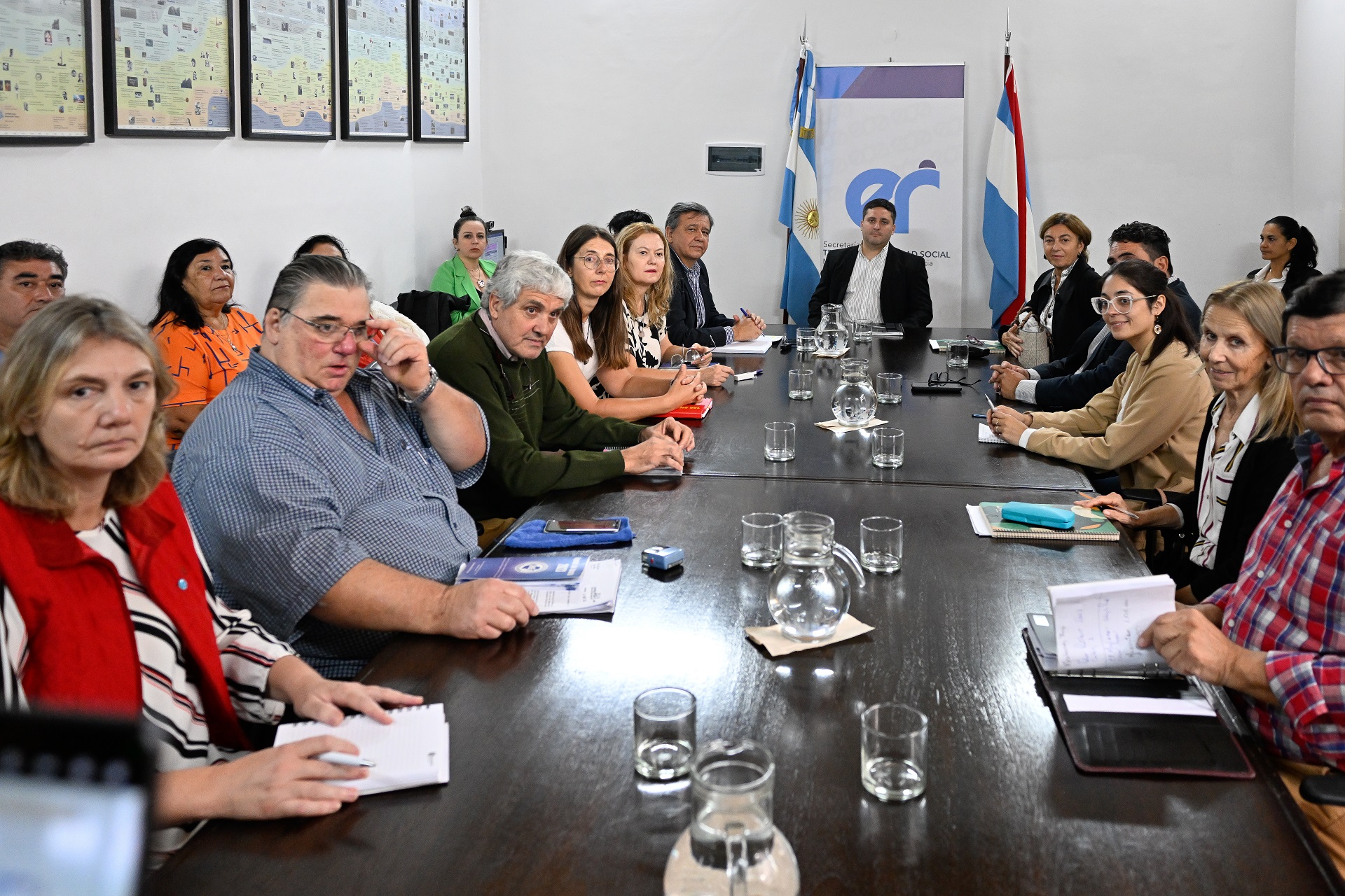 El gobierno y los gremios acordaron continuar con la paritaria de marzo abierta