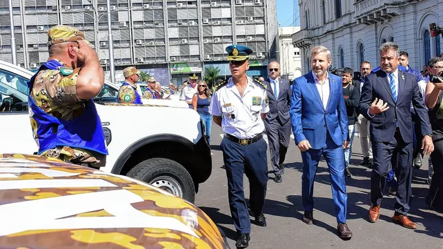 Frigerio entregó vehículos y herramientas a la Policía de Entre Ríos