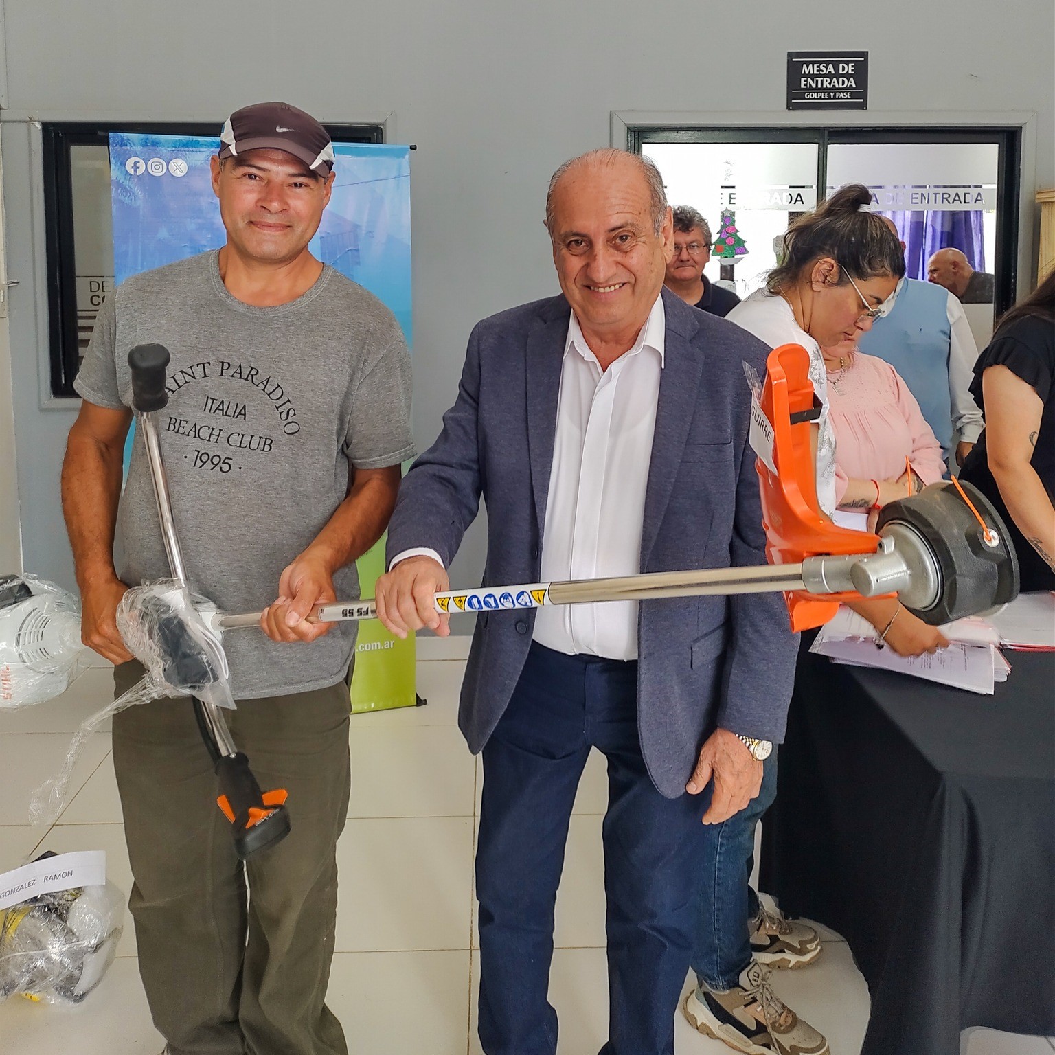 Emprendedores de Santa Elena recibieron microcréditos y elementos de trabajo