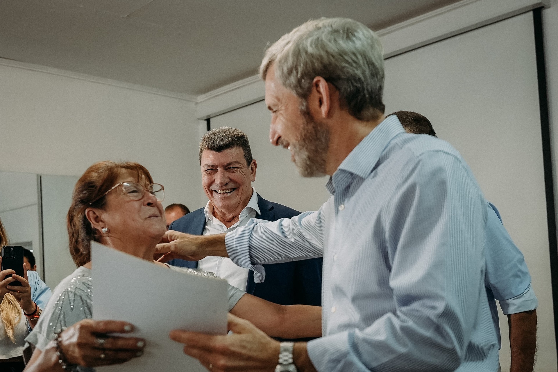 Frigerio entregó escrituras de viviendas a familias de La Paz