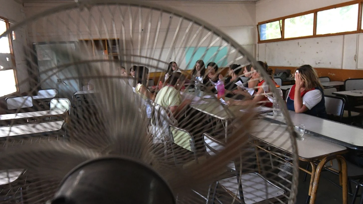 Habilitan clases virtuales y reducir horarios por la ola de calor
