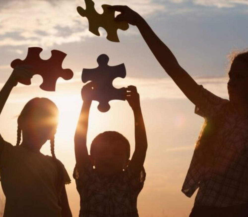 Tres hermanitos llenos de amor buscan una familia