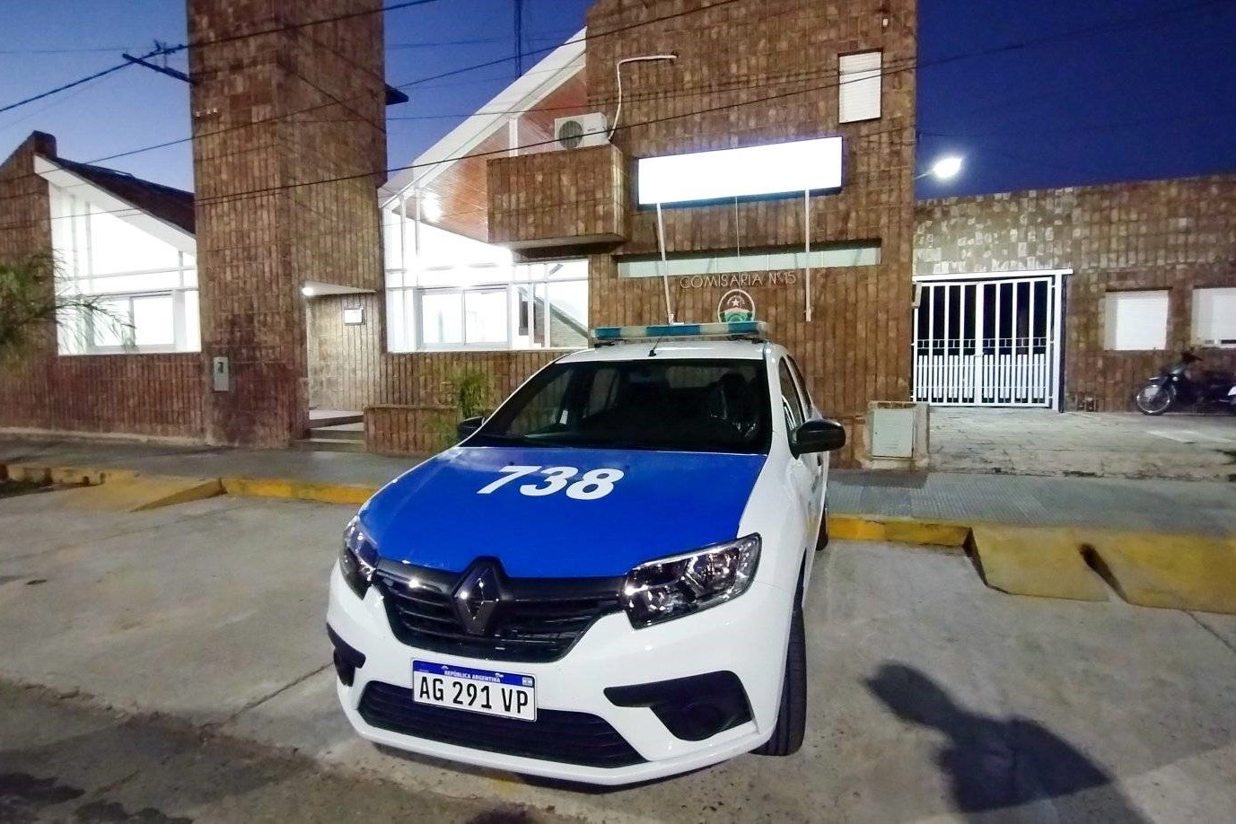 Enfrentamiento en una escuela: un policía herido y una capilla destrozada