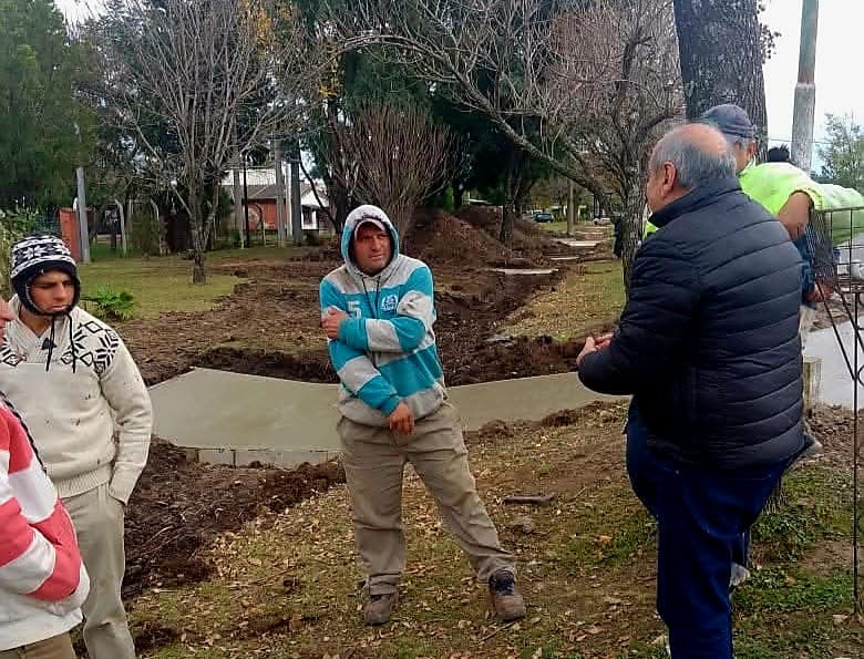 Rossi recorrió obras de pavimentación en el barrio Cristo Redentor