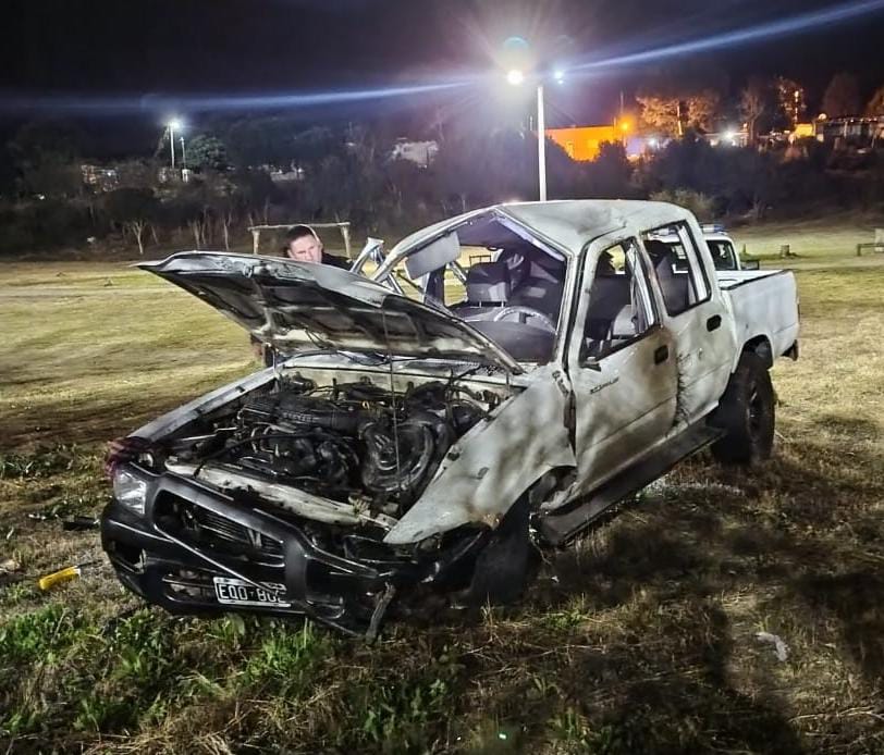 Despiste y vuelco de una camioneta: Un milagro sin heridos