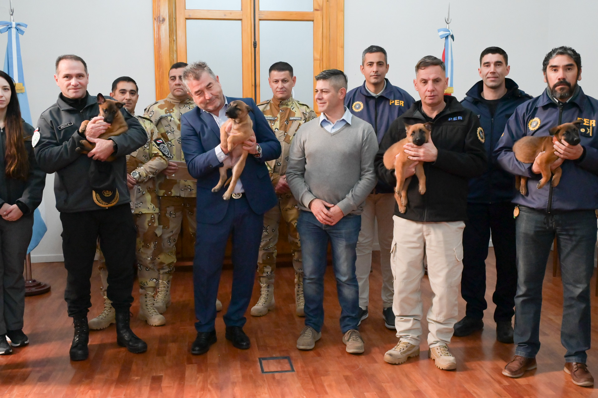 La Policía y el Servicio Penitenciario de Entre Ríos recibieron cachorros para reforzar la prevención de delitos
