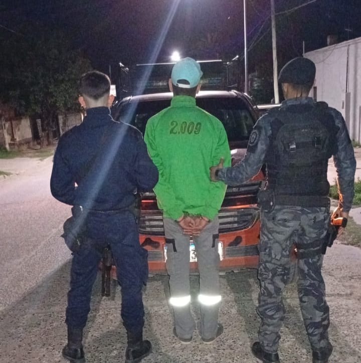 Detienen a joven por robo en flagrancia en un local comercial
