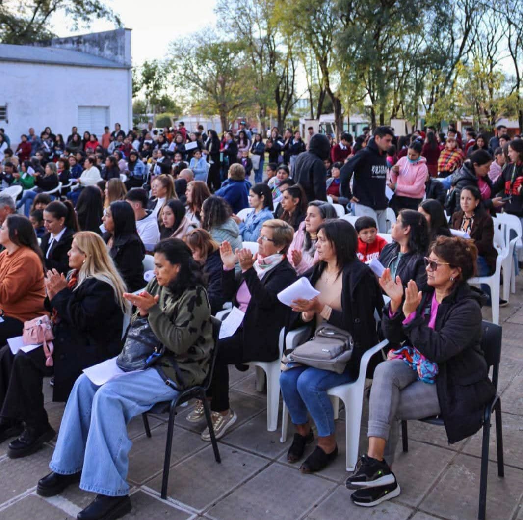 280 paceños se graduaron de la Escuela Municipal de Oficios