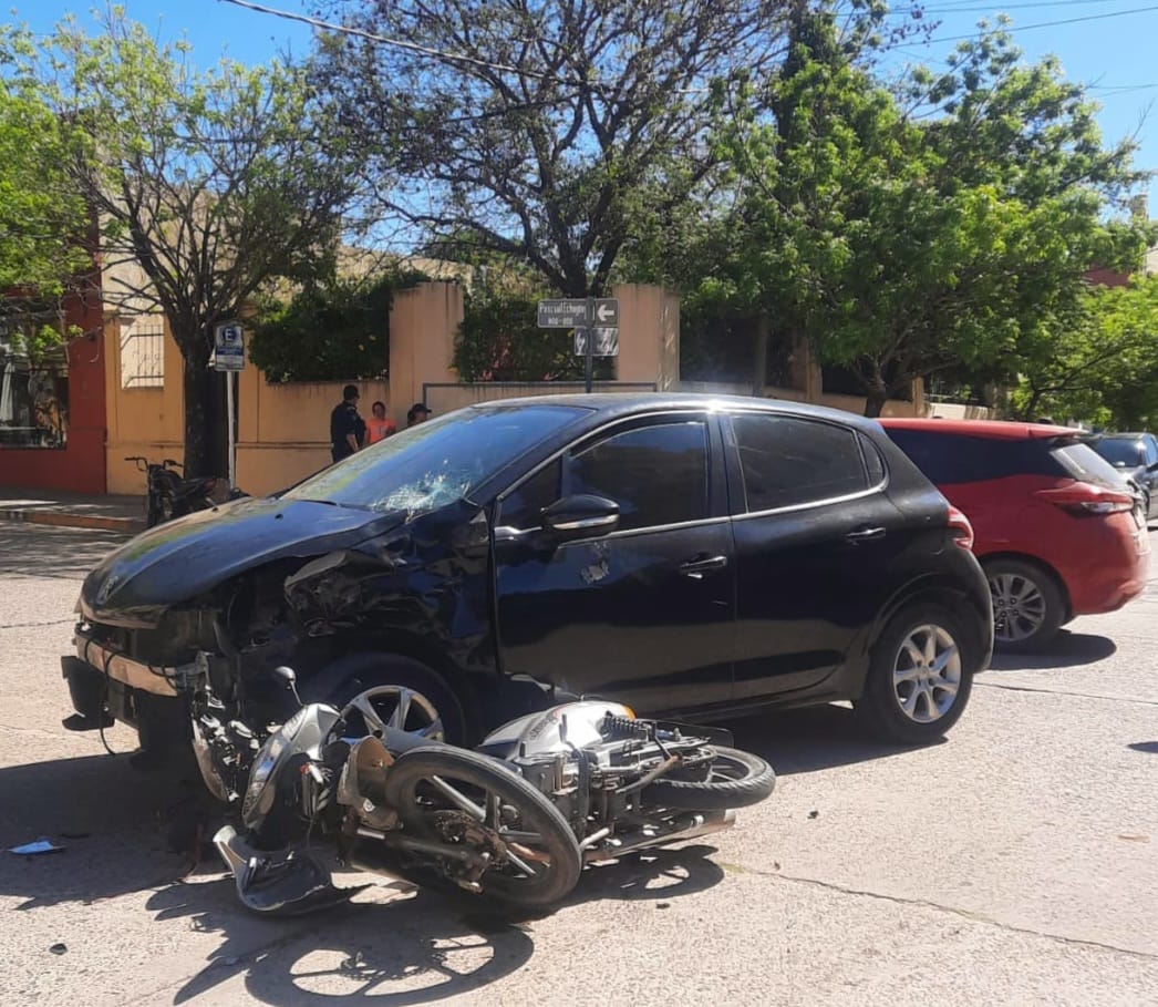 Fuerte choque entre un auto y una moto dejó una joven herida de gravedad