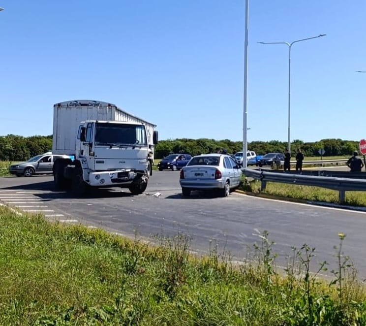 Un camión y un auto colisionaron en “La T”: dos personas heridas
