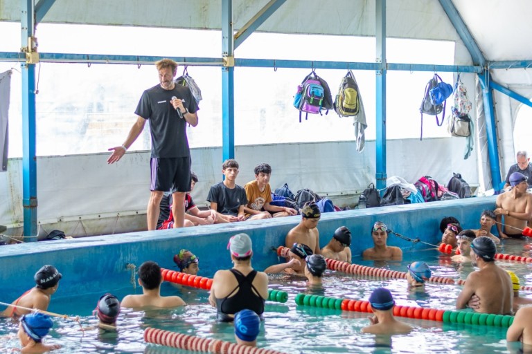 Docentes participaron de una clínica de natación dictada por José Meolans en La Paz