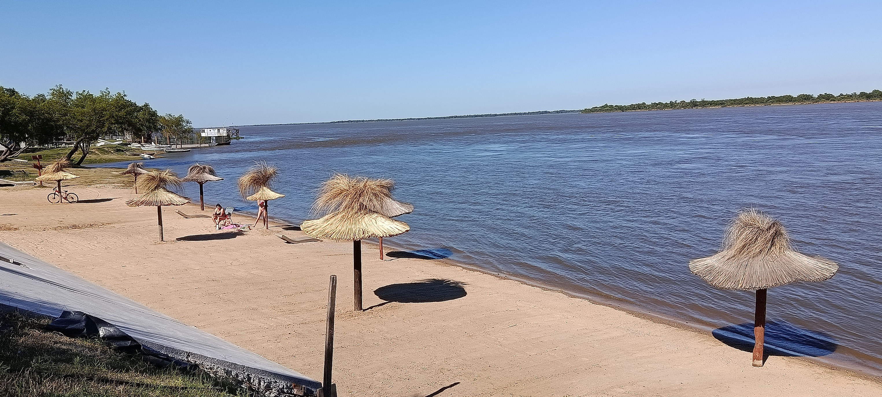 La playa se viste de temporada: nuevas sombrillas en Santa Elena