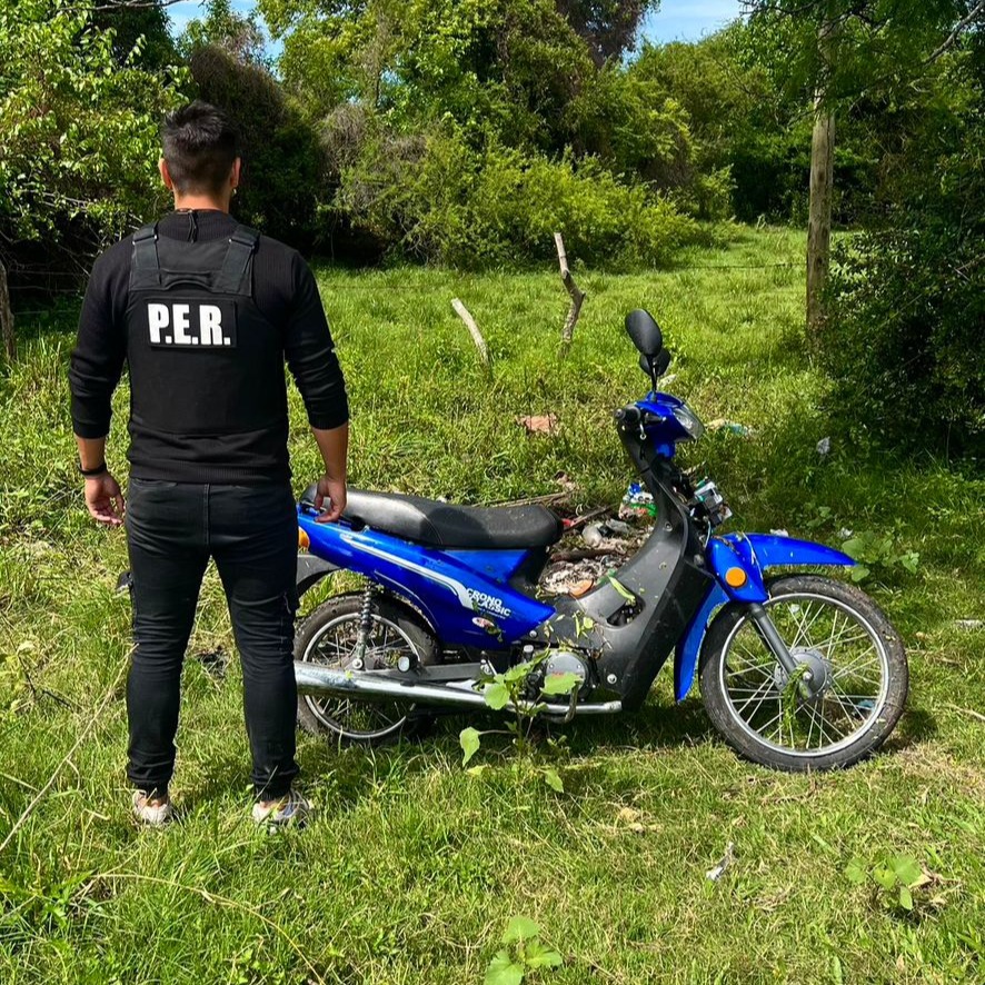 Hallan una moto robada escondida entre la maleza