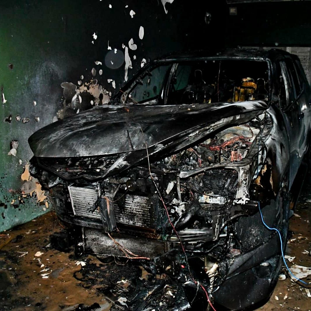 Madrugada de terror: incendiaron una camioneta dentro de un garaje