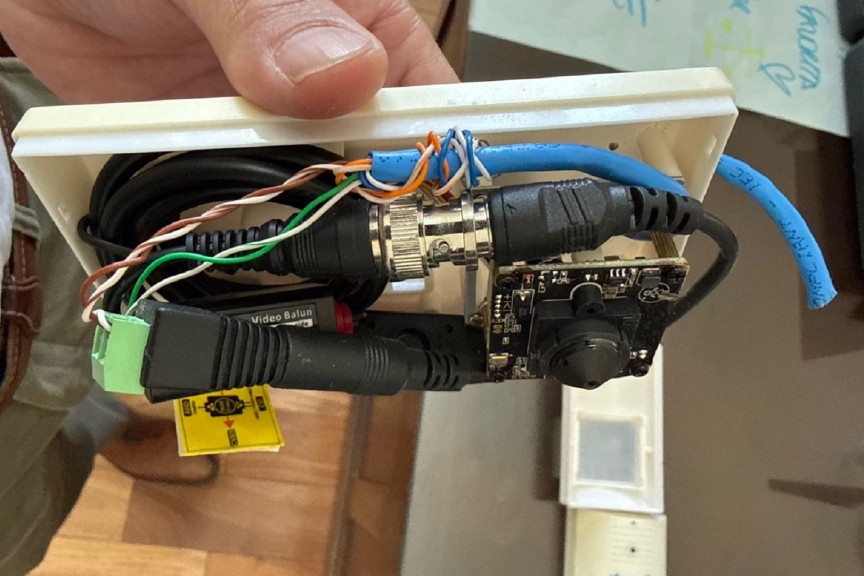 Frigerio denunció que hallaron micrófonos y cámaras ocultas en su despacho