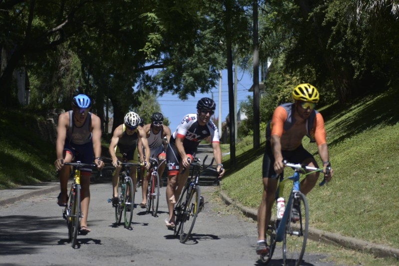 La Paz abrió la temporada 2026 con el Triatlón Homenaje a Adrián Andina
