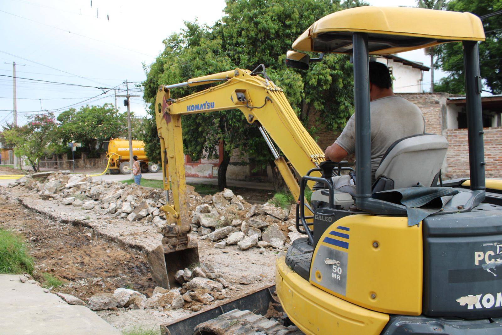Obras en La Paz: progreso en el recambio de cañería cloacal sobre Saavedra
