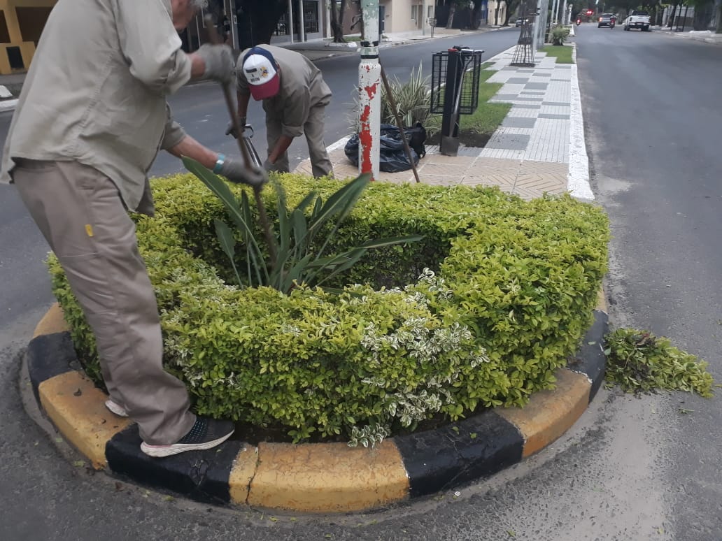 Santa Elena avanza con el mantenimiento de espacios verdes en la ciudad