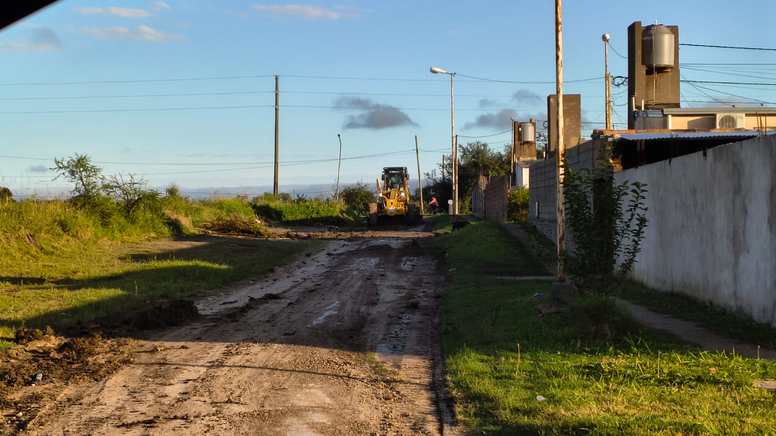 Avanzan los trabajos de nivelación de calles de tierra en Santa Elena