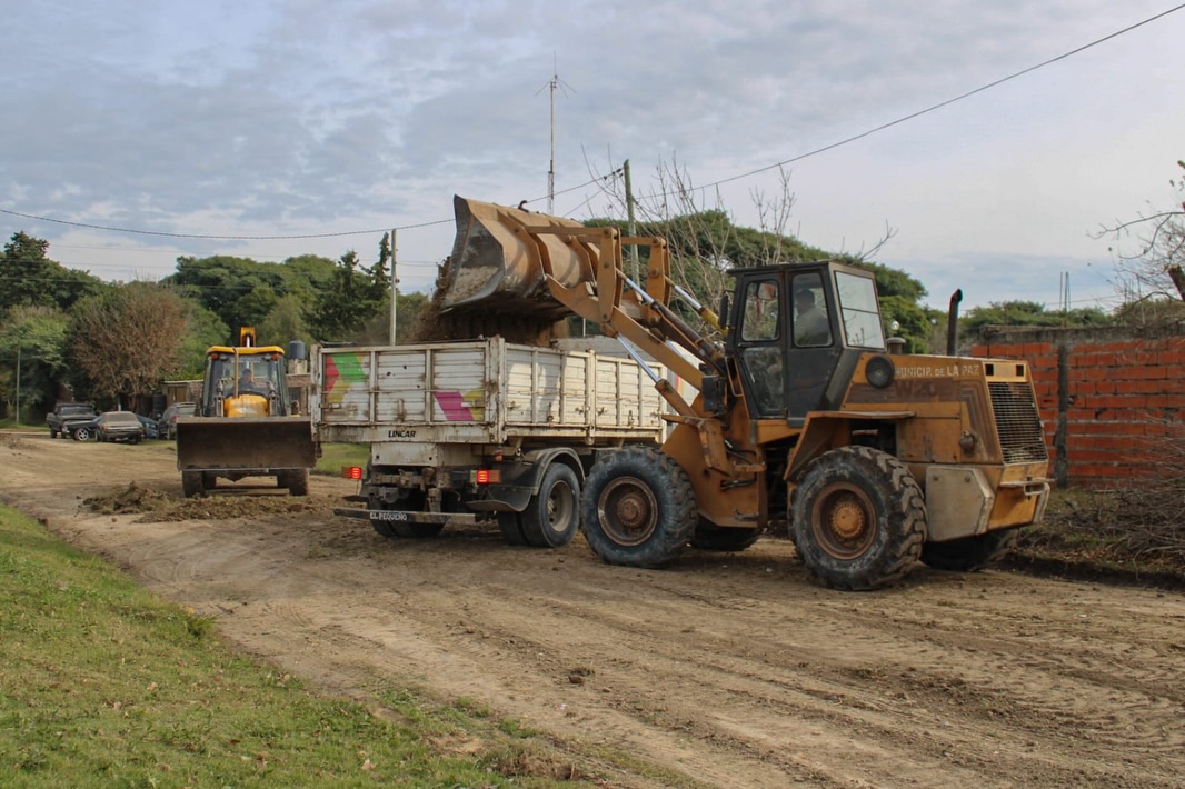 Realizan trabajos de brosa y limpieza para mejorar la circulación en Barrio Feria