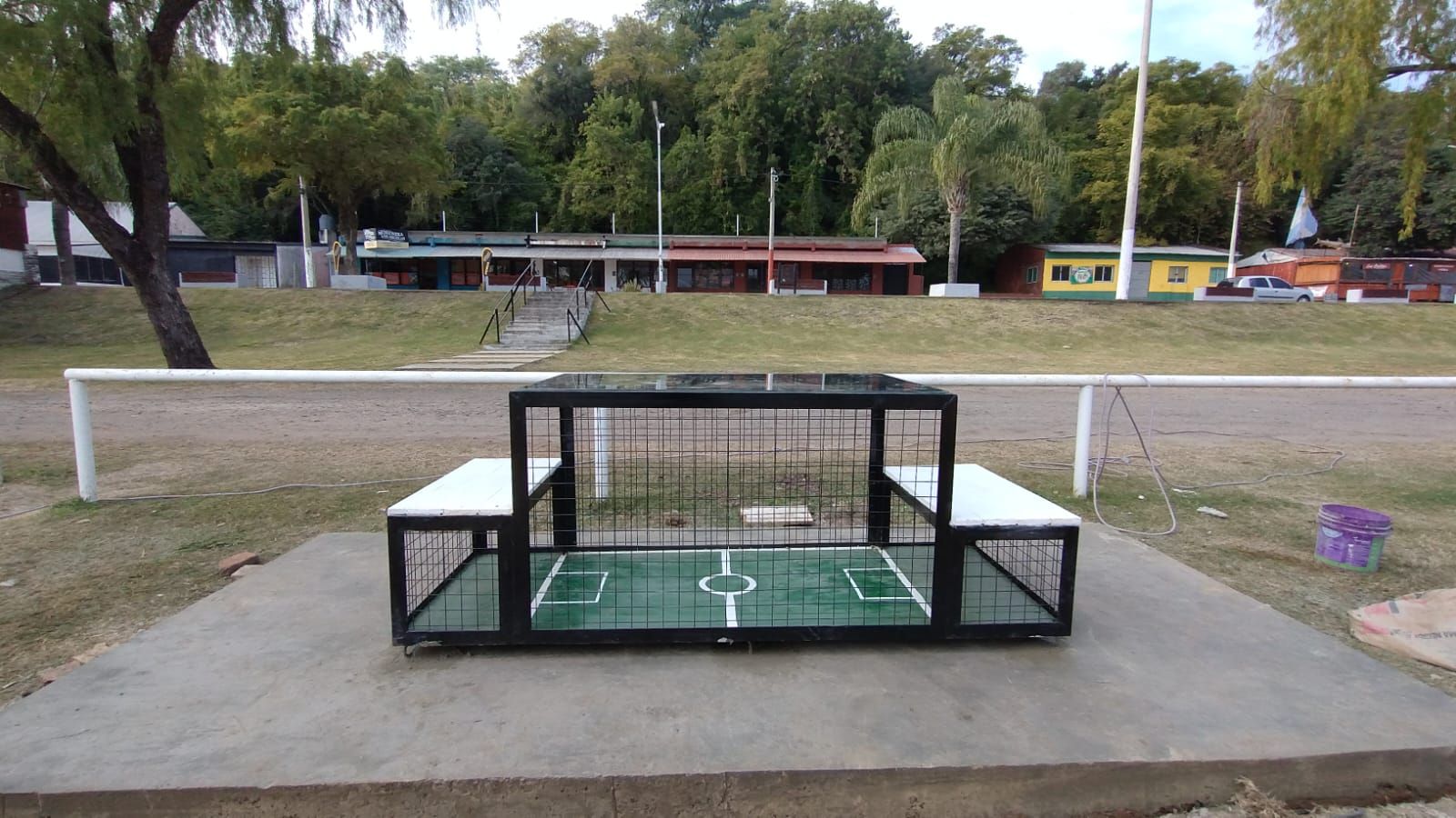 Santa Elena suma originales bancos de juegos en la Costanera para los más chicos