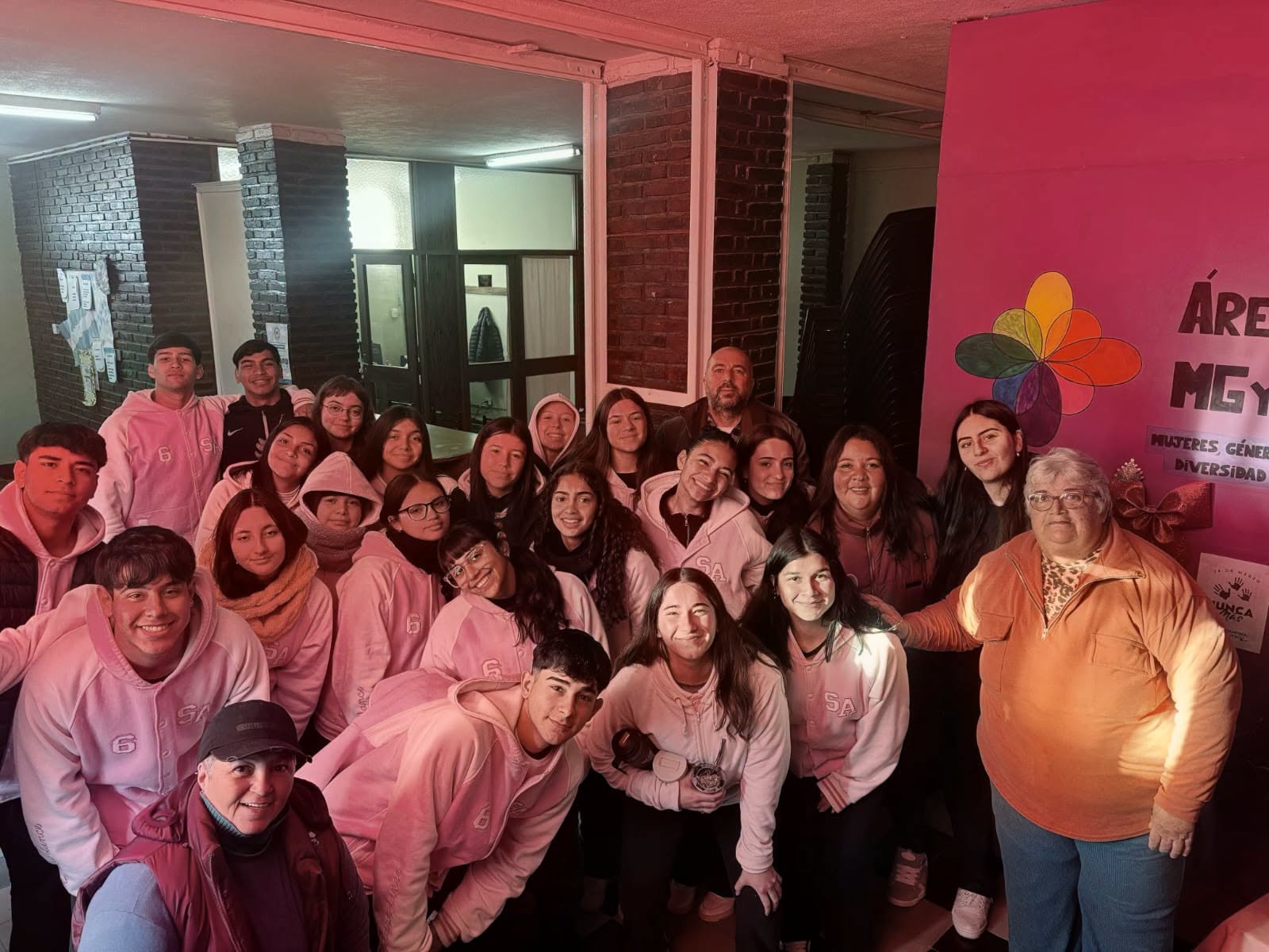Estudiantes de Santa Elena conocieron el trabajo del Área de las Mujeres, Géneros y Diversidad