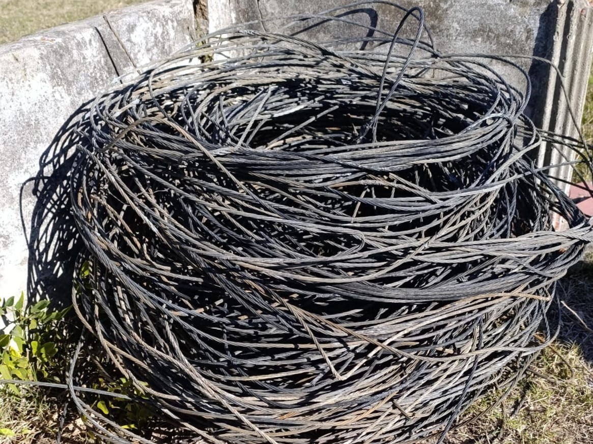 La policía secuestró 300 metros de cable quemado por una causa de robo