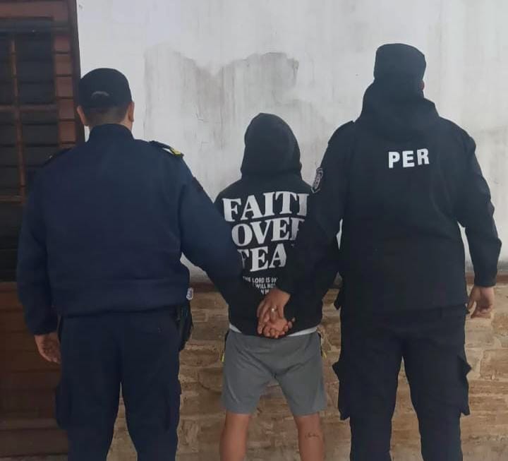 Lo buscaban por una causa de amenazas, se presentó en jefatura y terminó detenido