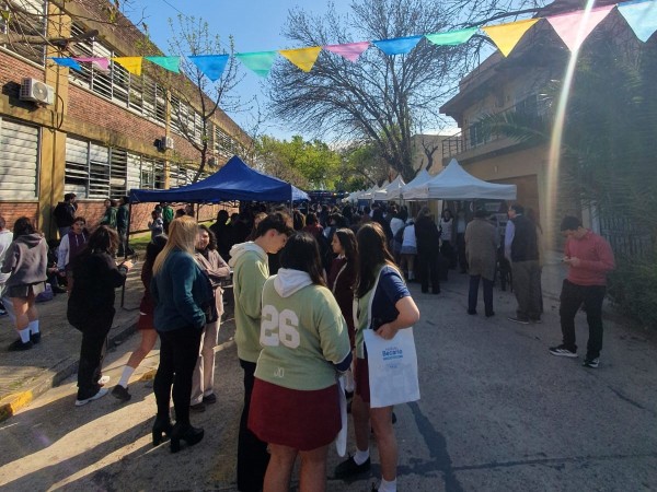 El Sarmiento realizó una nueva edición de la feria de carreras y el encuentro de escritores