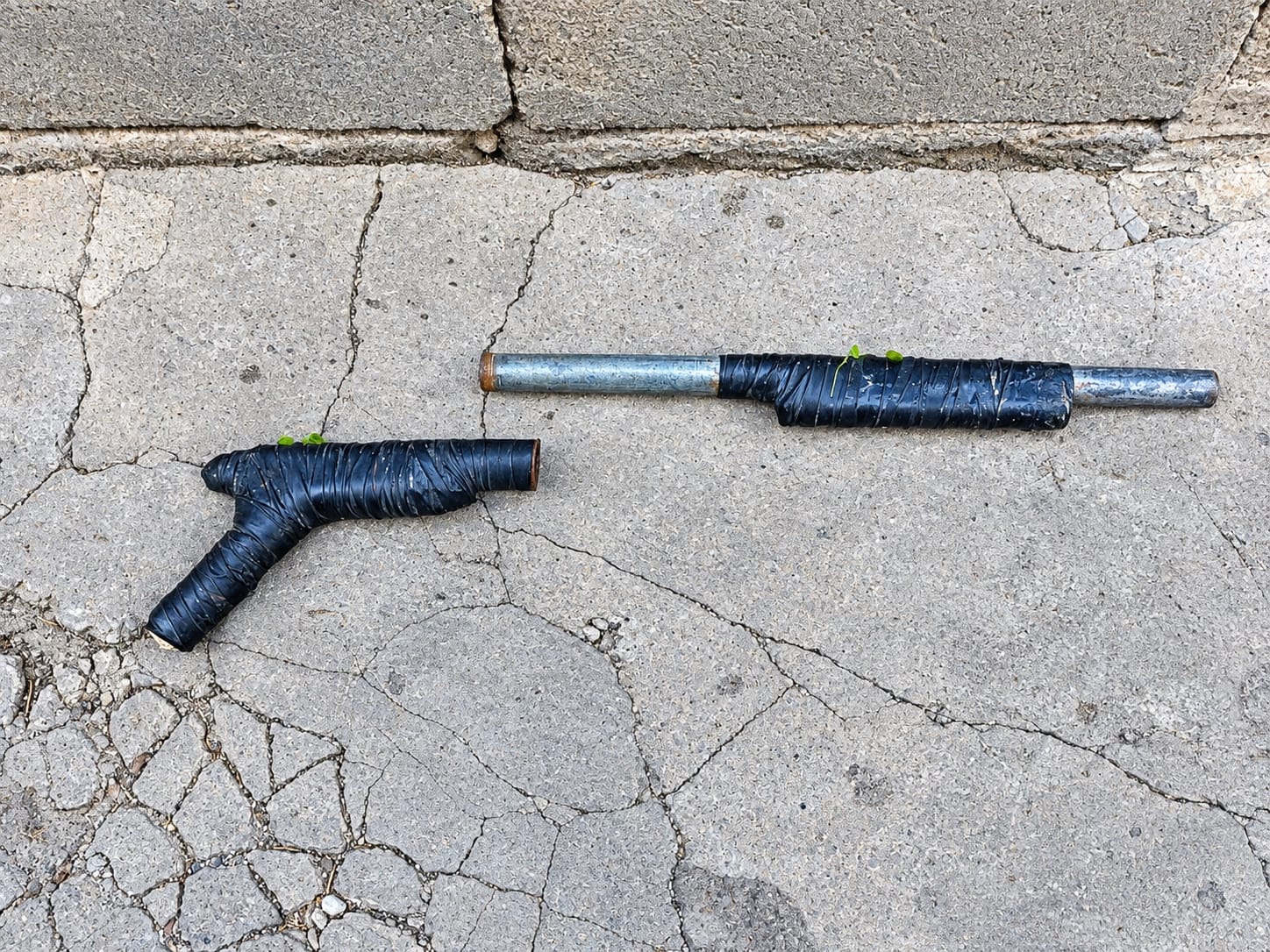 Encontró una “tumbera” enterrada en el patio de su casa y la entregó a la Policía