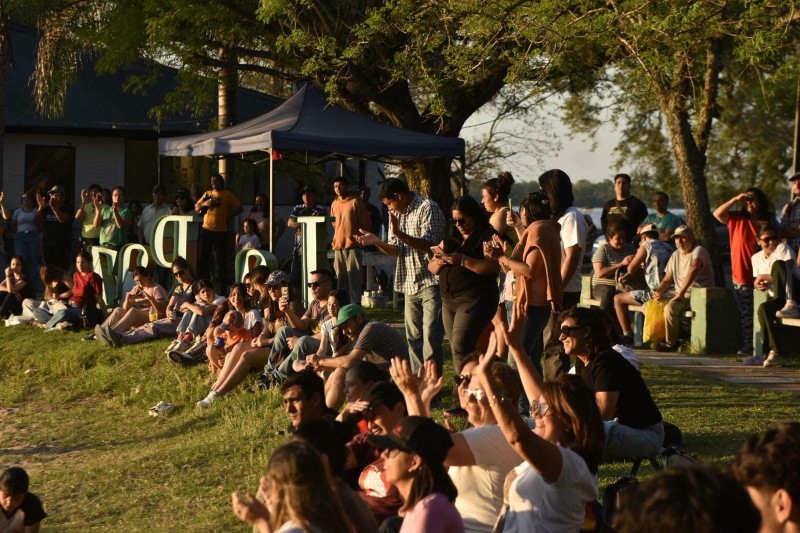 Primavera junto al río: la playita El Faro se llenó de música, deporte y alegría