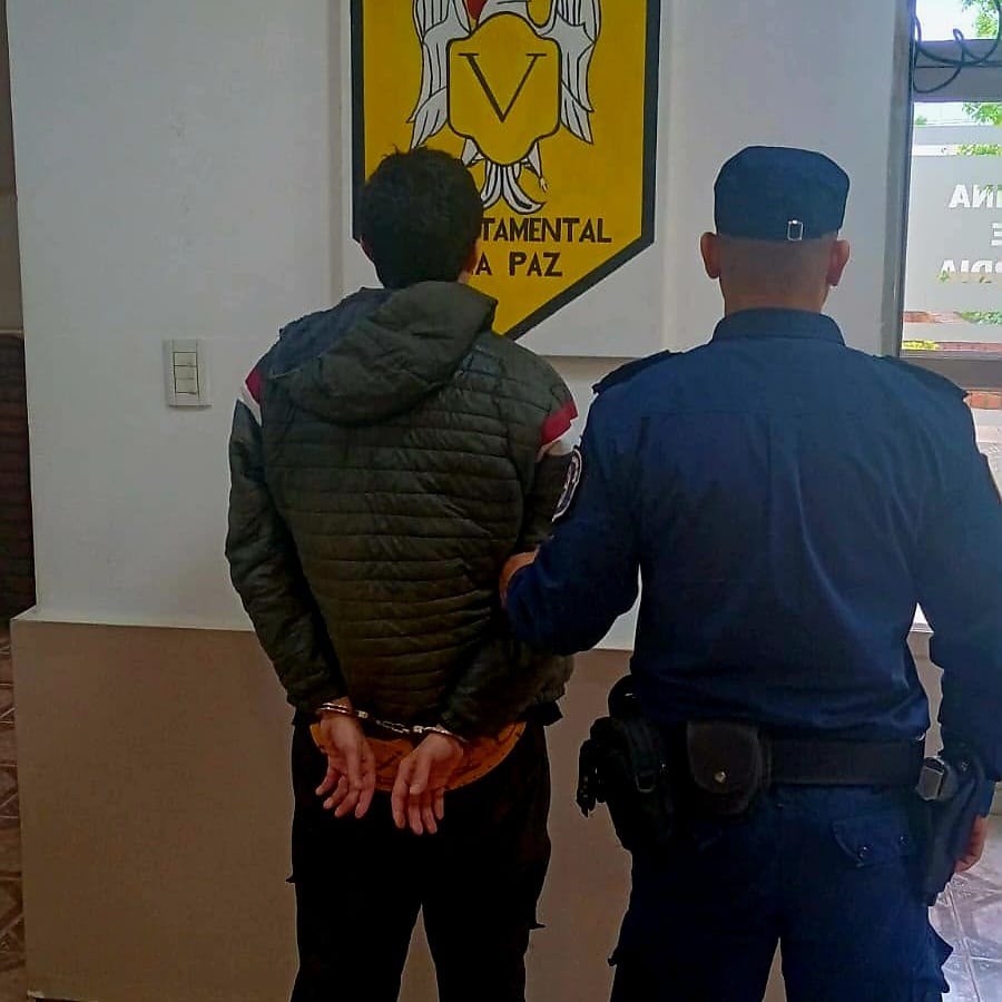 Denunció que su expareja la sujetó del cuello con un cable y la golpeó en el rostro