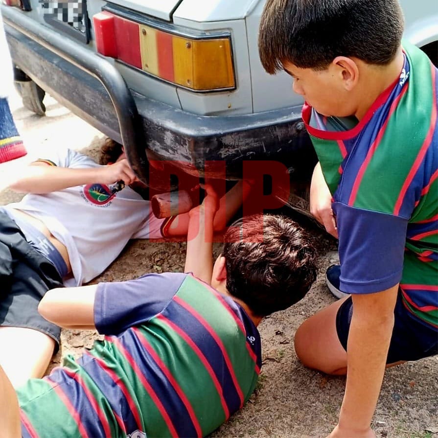 Pequeños gigantes: tres chicos ayudaron a una señora que se le cayó el escape del auto