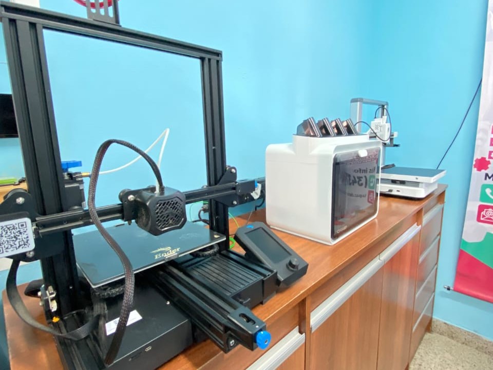 Más tecnología para la Escuela Municipal de Oficios: sumaron una impresora 3D