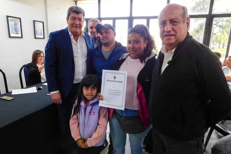 Familias de Santa Elena firmaron las escrituras de sus viviendas