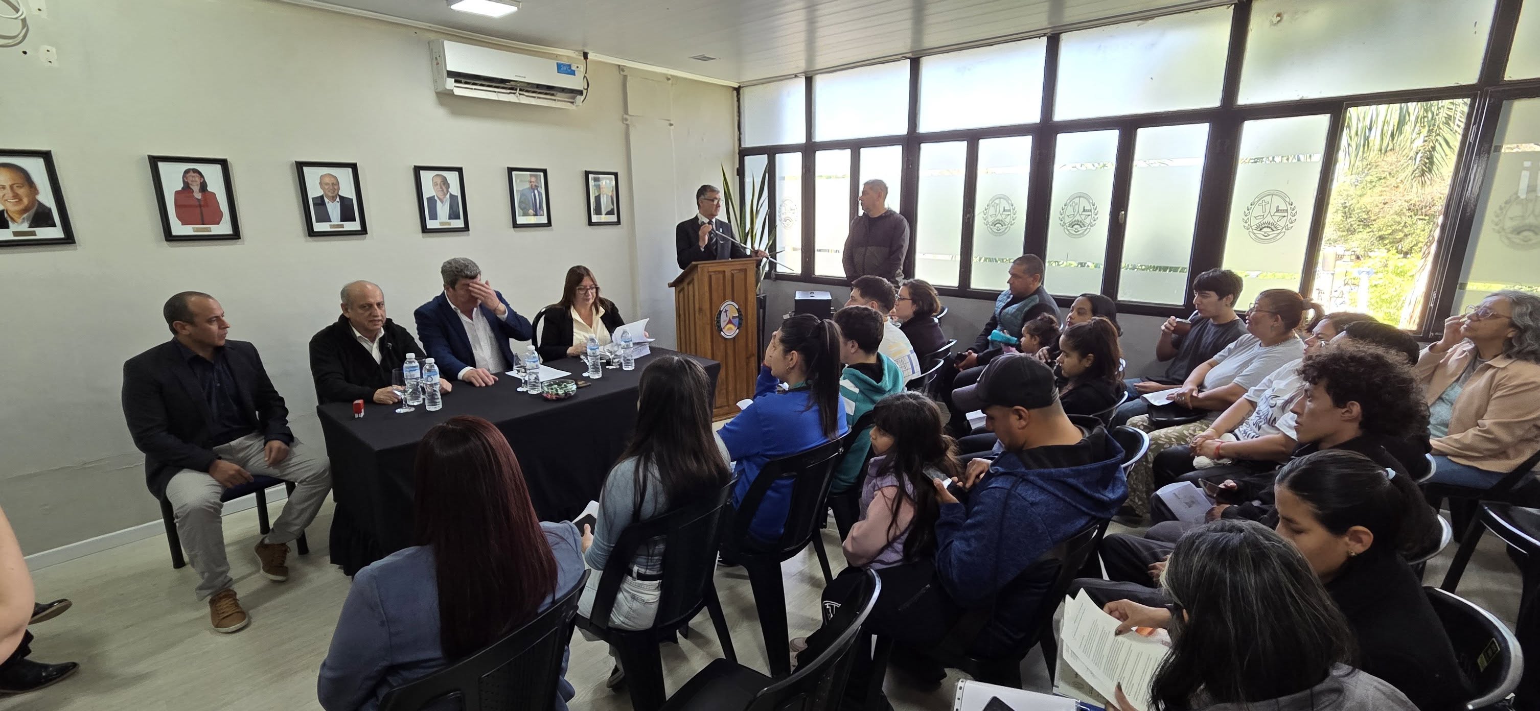 Daniel Rossi encabezó la firma de escrituras para 16 viviendas en Santa Elena